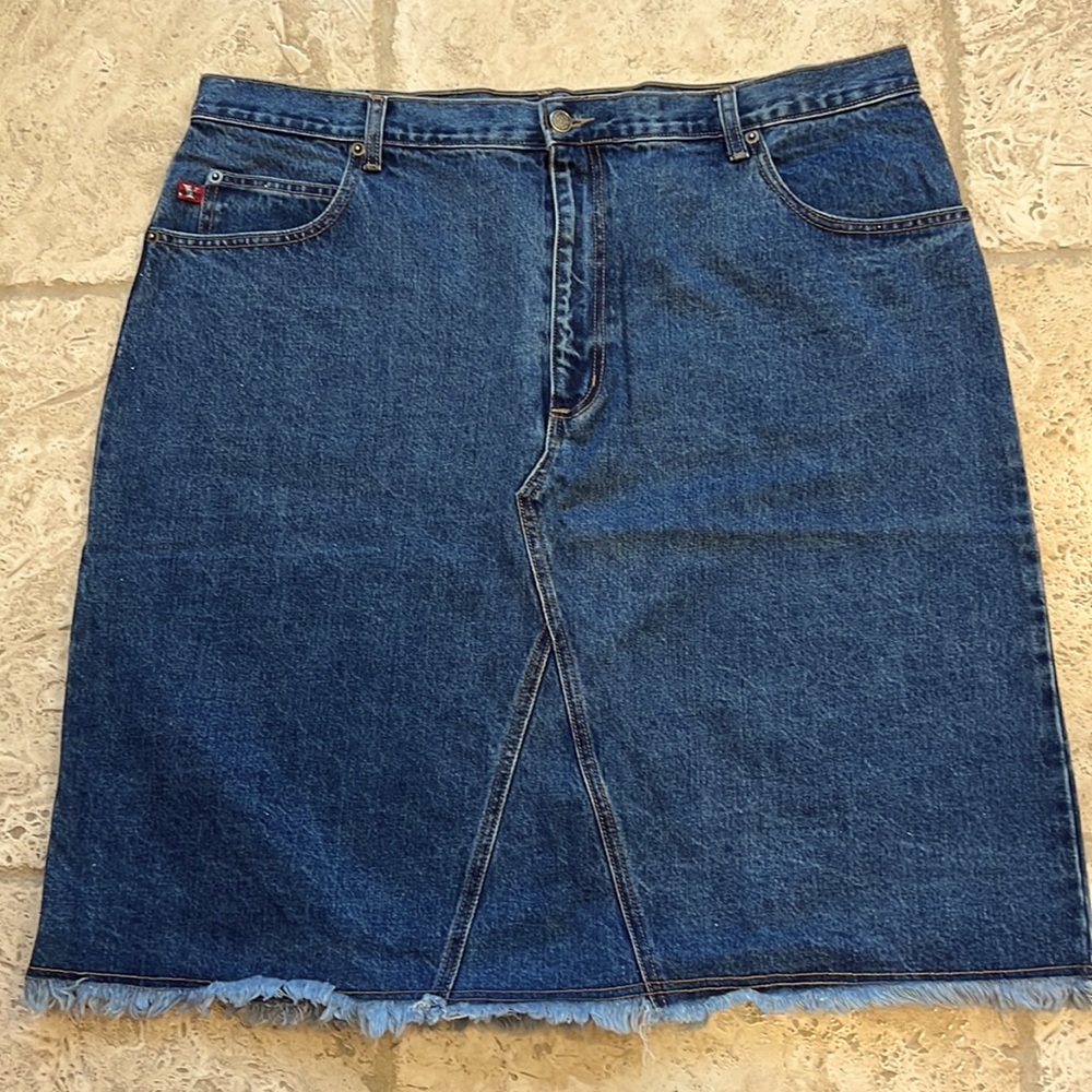 Cute denim skirt with subtle sparkles in the fabric